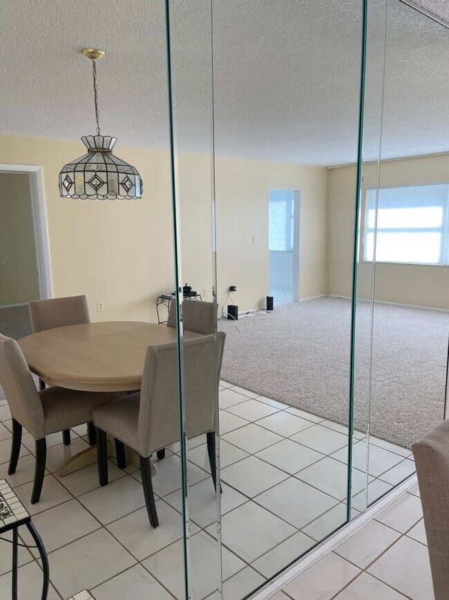 Building Photo - 4750 Cove Cir