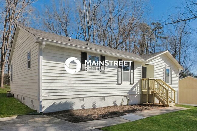 Building Photo - 3 Bedroom Pet-Friendly Home in Charlotte, NC with Main Street Renewal