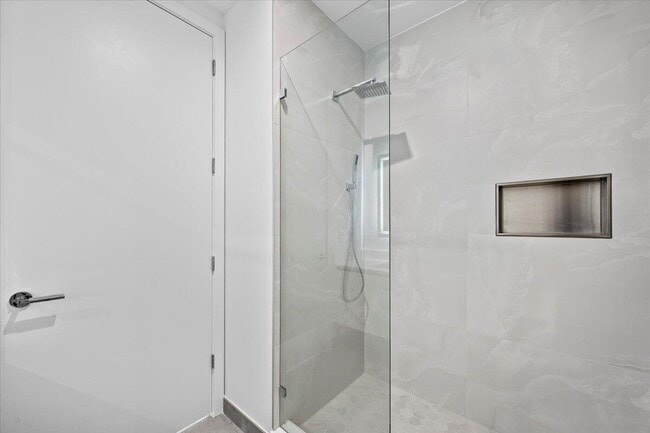 Building Photo - 220 Lake Shore Dr