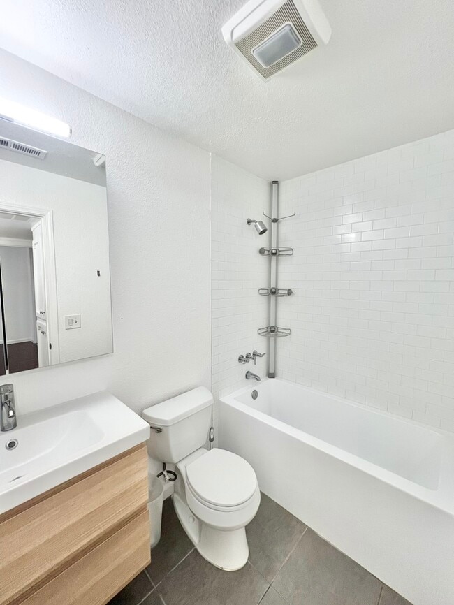 Building Photo - Spacious and recently remodeled 2 bedroom 1 bathroom duplex!