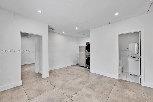 Building Photo - 21 NE 48th St