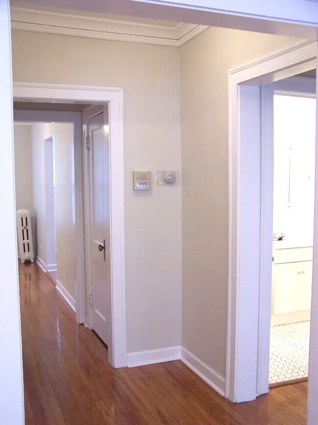 Building Photo - 1911 W Winnemac Ave