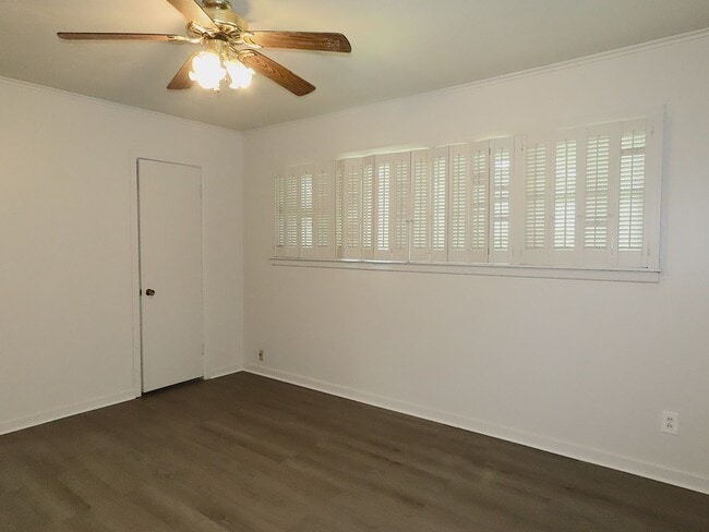 Building Photo - Lindale ISD, Spacious 3 Bedroom, 1 Bath House