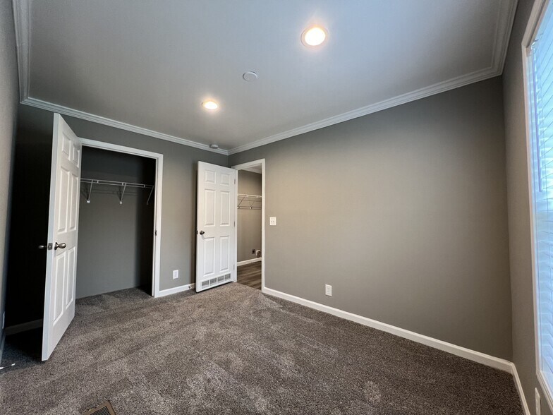Building Photo - 192 Silver Birch Cir