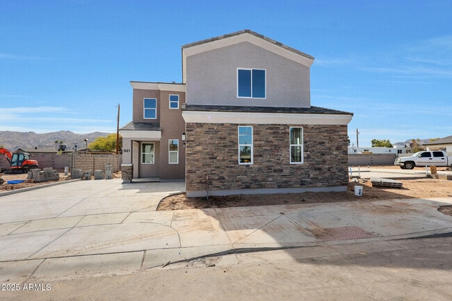 Building Photo - 921 E Desert Ln