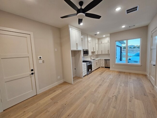 Building Photo - 390 Michael Ln