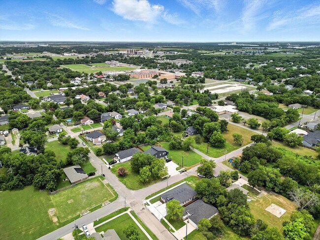 Building Photo - 3206 Sayle St