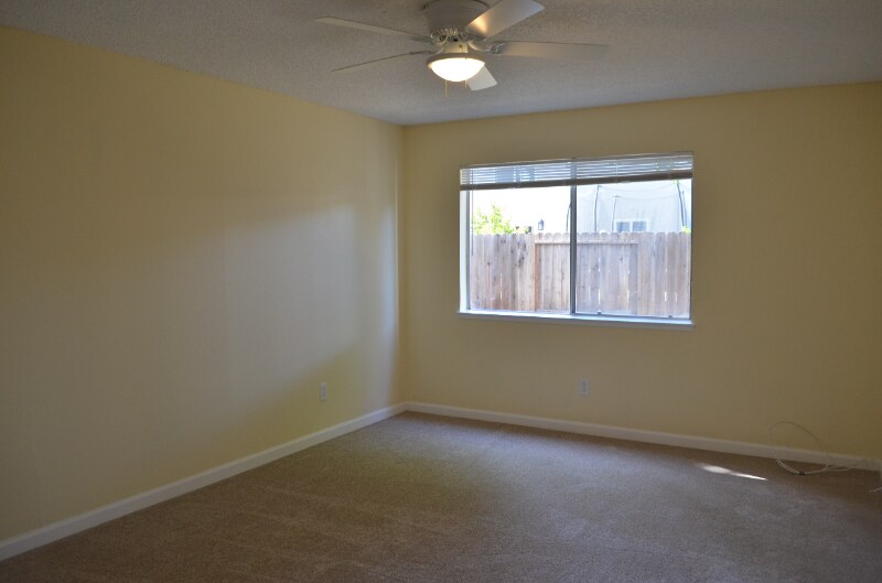 Building Photo - 729 Valley Green Dr