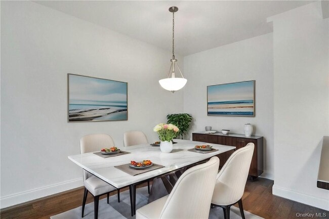 Building Photo - 10 Byron Pl