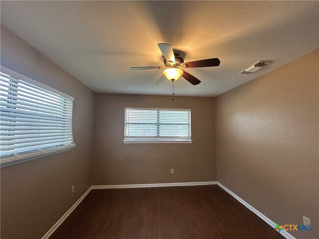 Building Photo - 826 Timber Dr