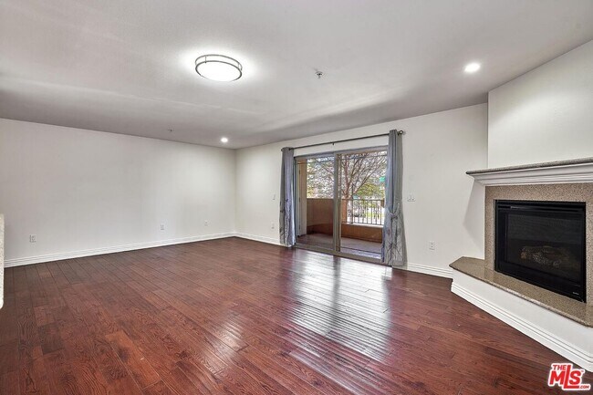 Building Photo - 4822 Elmwood Ave
