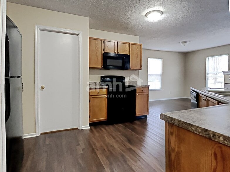 Building Photo - 8450 Ash Grove Dr