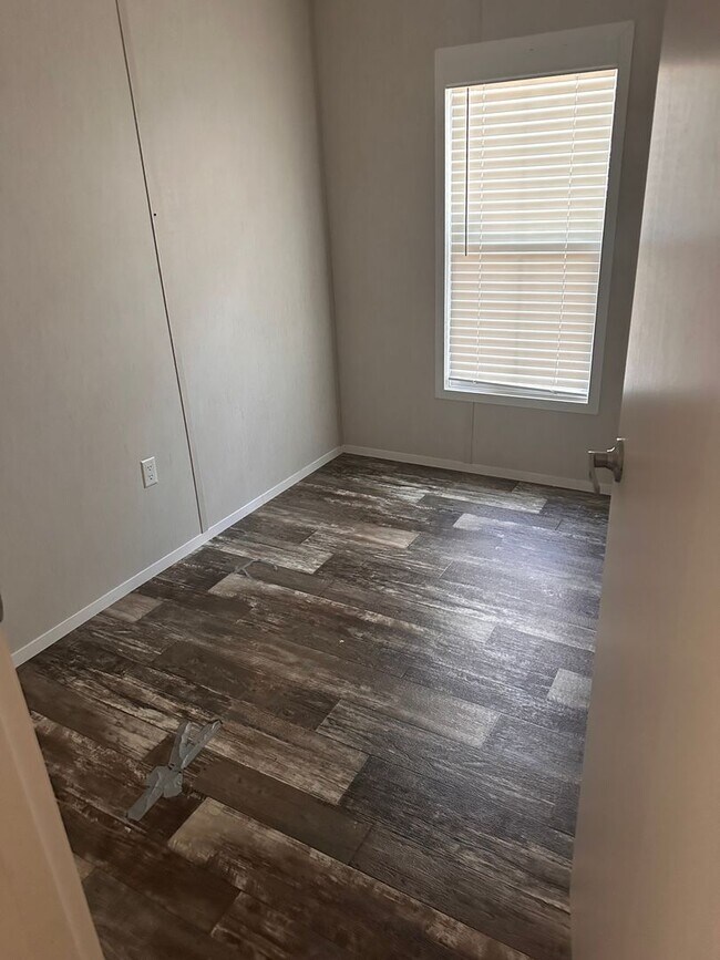 Building Photo - 3 Bedroom/ 2 Bath Mobile Home - Near Beaches & Shopping!