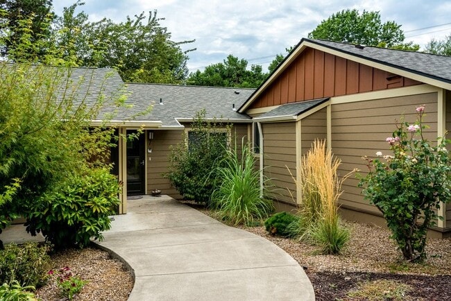 Building Photo - 3202 Bluff Ave SE