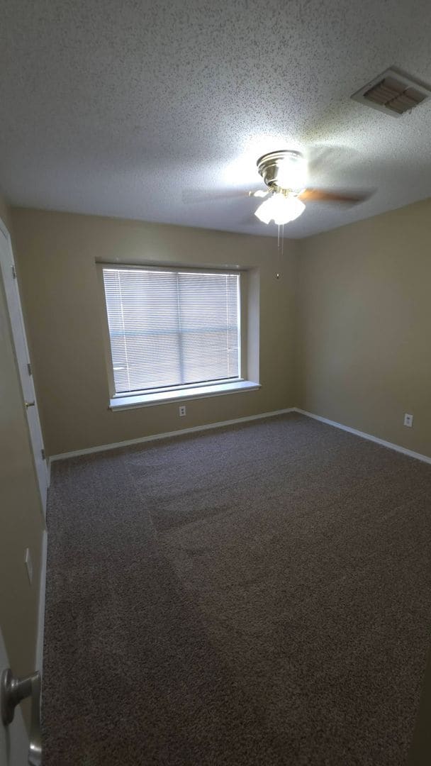 Building Photo - Wonderful Large 3 Bedroom Home
