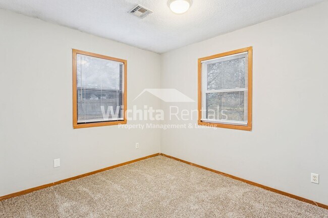 Building Photo - 3 bedroom 2 bath duplex in Derby