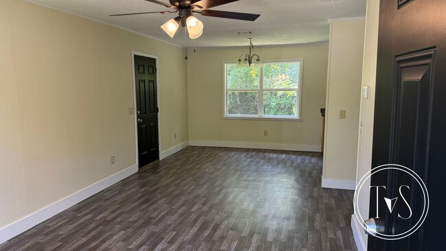 Building Photo - RATE DROP ALERT! (was $1500/month)