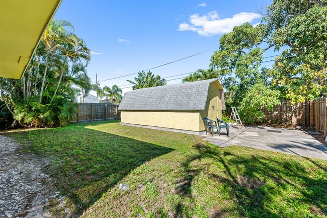 Building Photo - ANNUAL RENTAL - 3 Bedroom 2 Bath Single Fa...