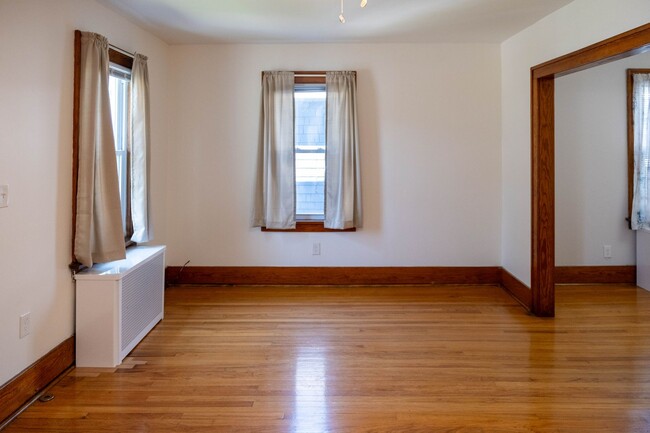Building Photo - Charming 3 bedroom