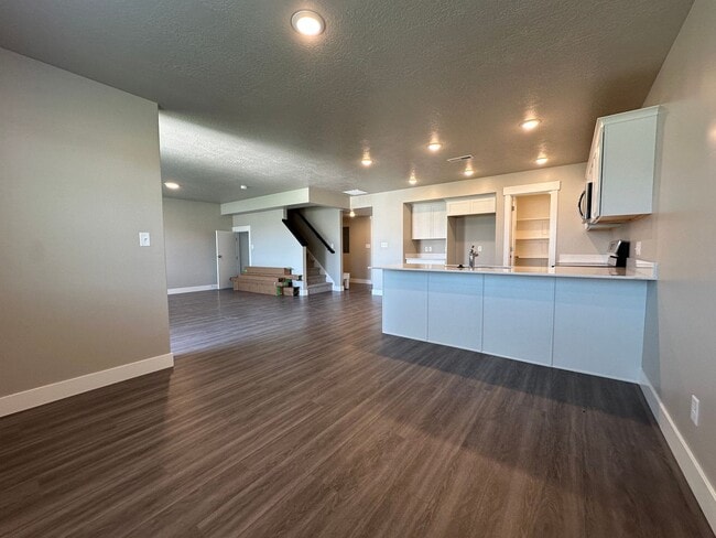 Building Photo - New Never Lived in Springville Townhome Fo...