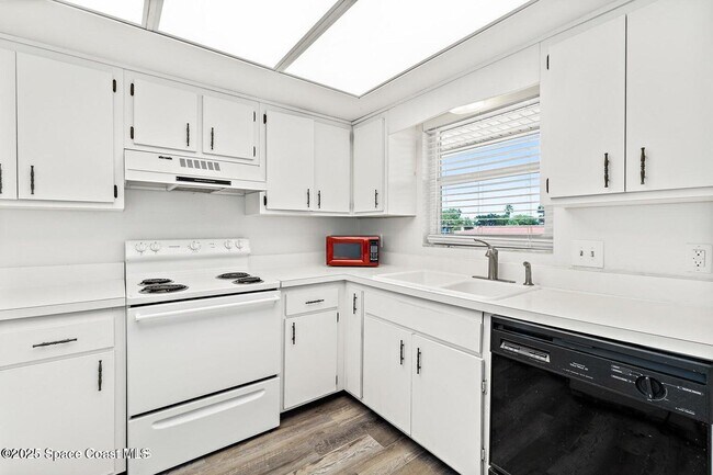 Building Photo - 7201 Ridgewood Ave