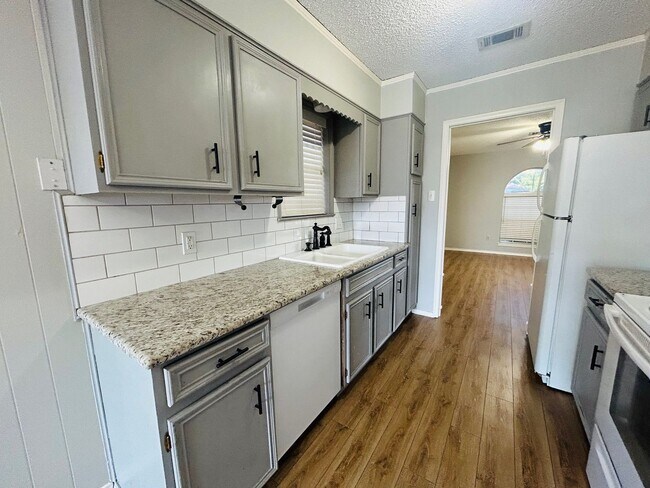 Building Photo - Perfectly Placed Duplex