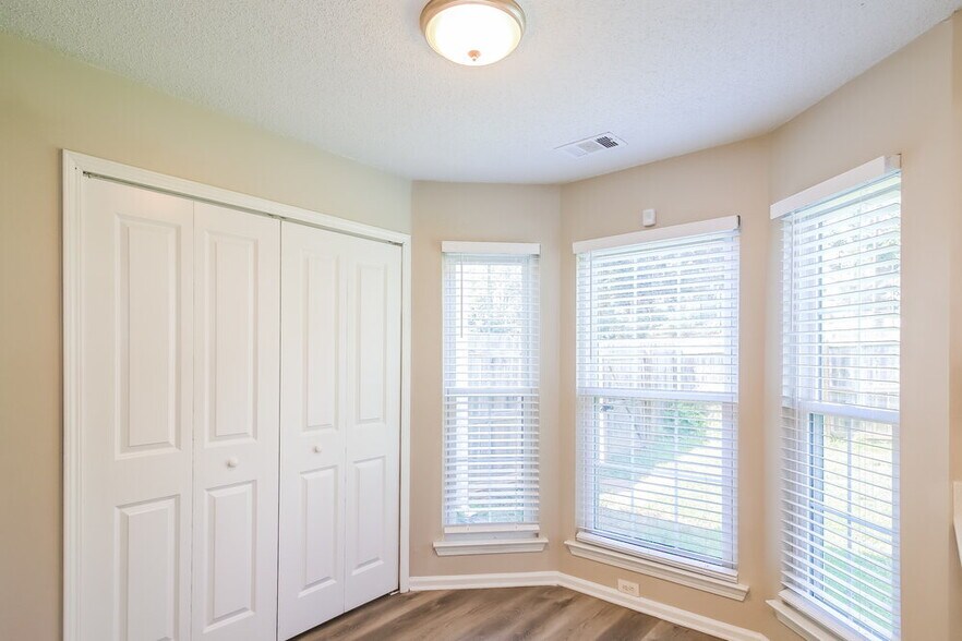Building Photo - 213 Summer Hill Cir