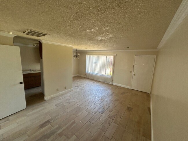 Building Photo - Spacious, open and updated 1 bedroom 1 bat...