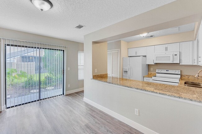 Building Photo - Newly Renovated 2/2.5 Townhome in Winter S...