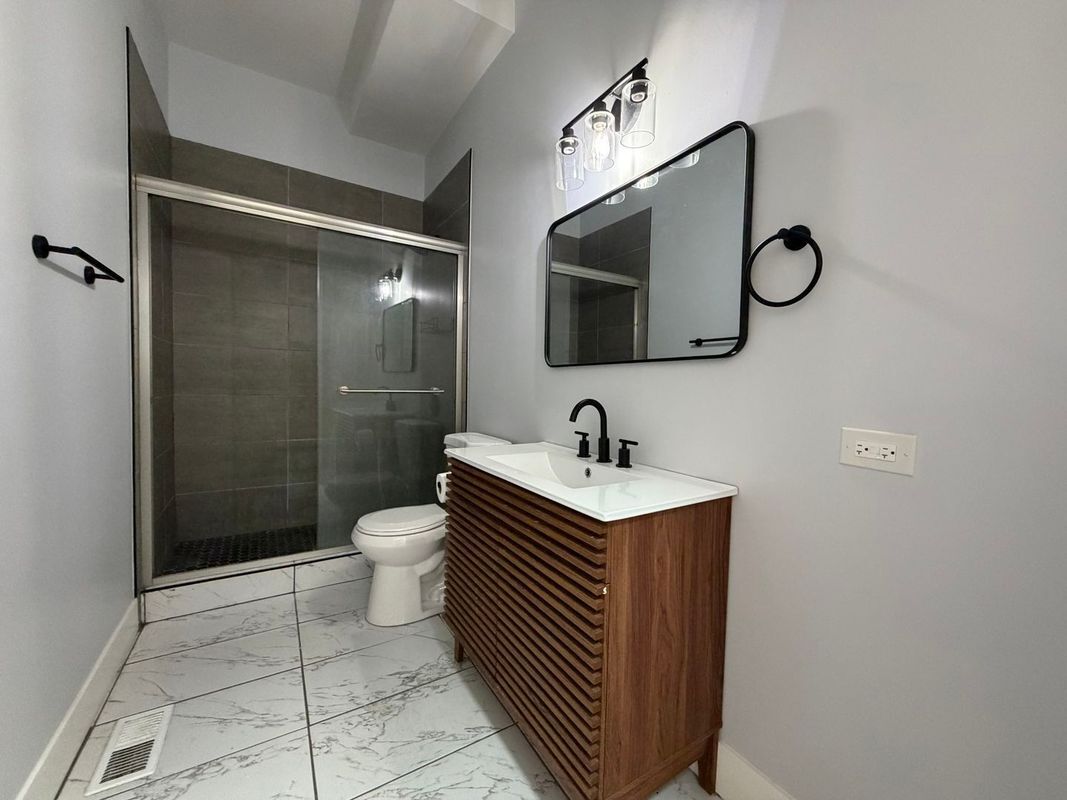 Building Photo - 932 N Richmond St