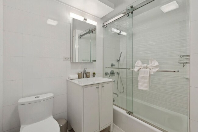 Building Photo - 125 E 83rd St