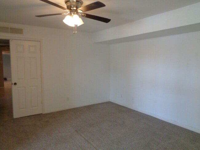 Building Photo - Spacious condo in Scottsdale-close to Scot...