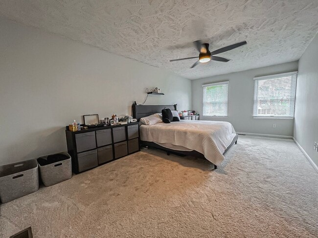 Building Photo - Beautiful and Spacious 4 Bedroom 2.5 Bathr...