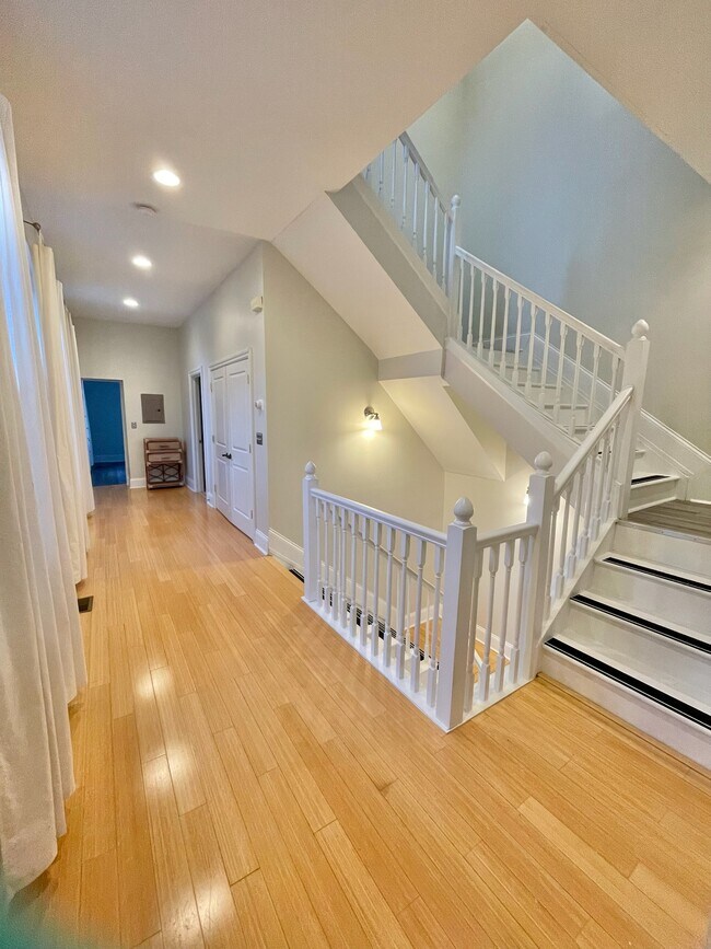 Building Photo - 208 Oak St