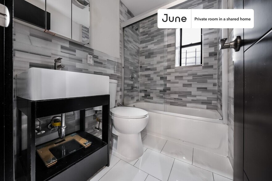 Building Photo - Private bedroom in 4 bed/2 bath Home