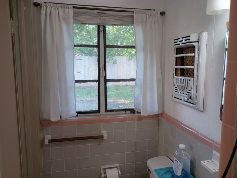 Building Photo - Room in Single Family Home on Brettonwood Dr