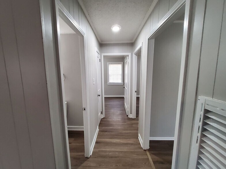 Building Photo - 6884 Ensign Rd