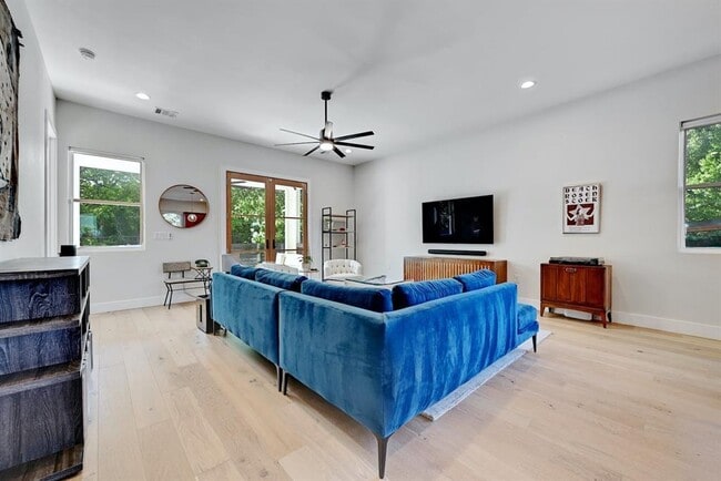 Building Photo - 4707 Craigwood Dr