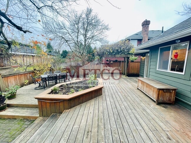 Building Photo - Beautiful 4 bedroom, 3 Bath House in Desirable Gilham Neighborhood!