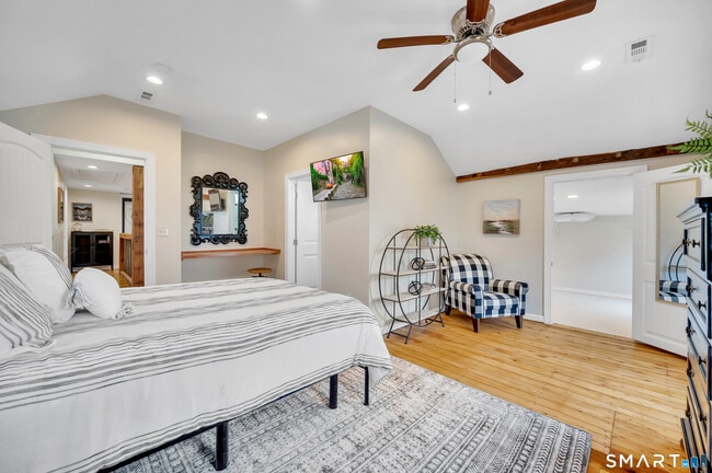 Building Photo - 736 Main St