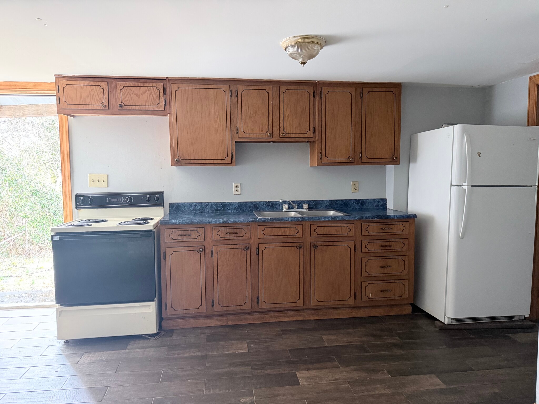 Building Photo - 204 S West St