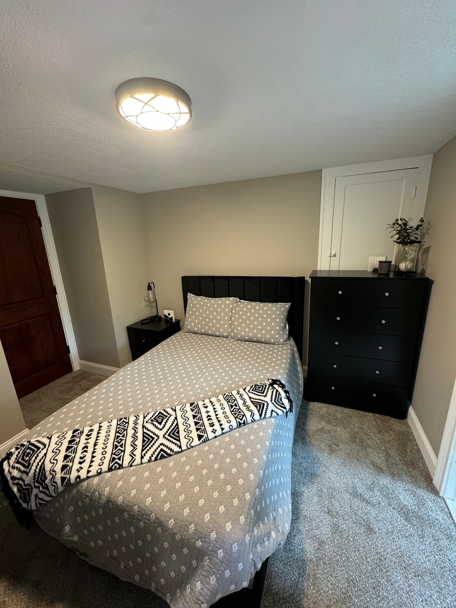 Building Photo - 17640 Larchwood Ave