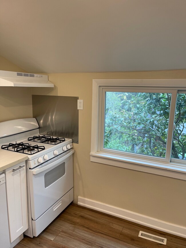 Building Photo - Updated Bernal Heights Holly Park Bungalow