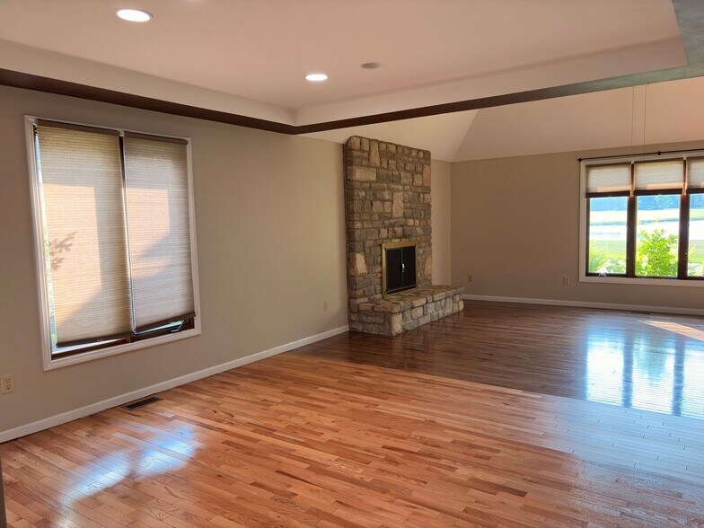 Building Photo - 5990 Kirkwall Ct W