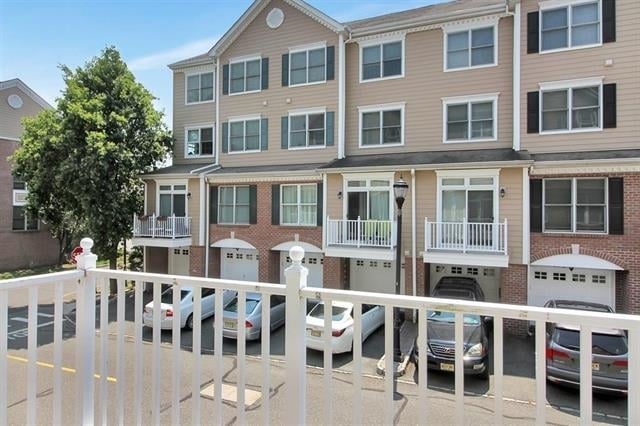 Building Photo - 268 Roslyn Ct