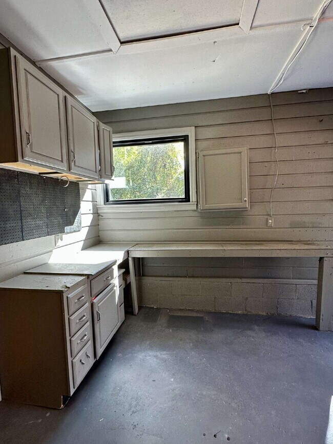 Building Photo - "Charming 2-Bed Gem with Granite Elegance ...