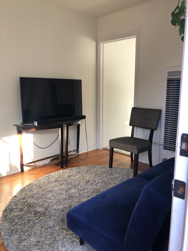 Building Photo - 3023 E 5th St