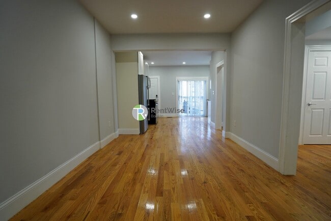 Building Photo - 374 Oxford St