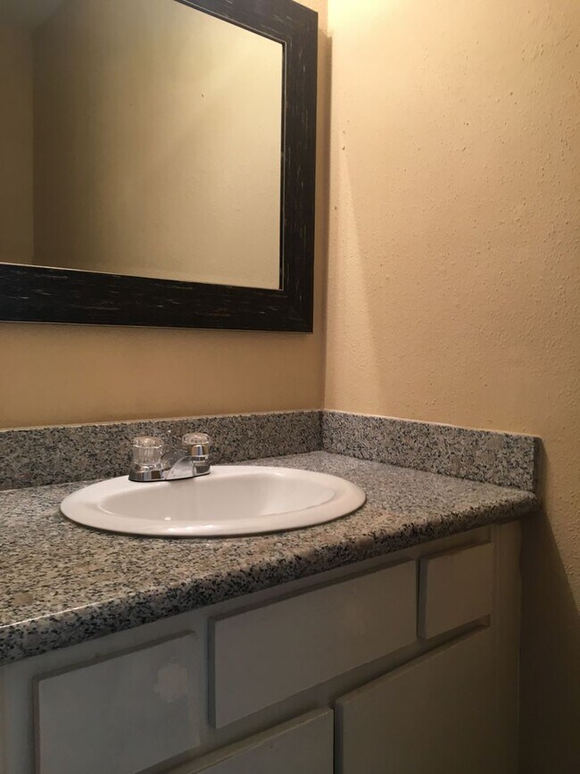 Building Photo - 2 BR 1.5 BA Two Story Townhome
