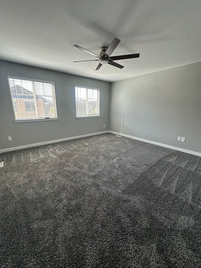 Building Photo - 3 Weeks Rent FREE! Modern 3 Bed 2.5 Bath T...